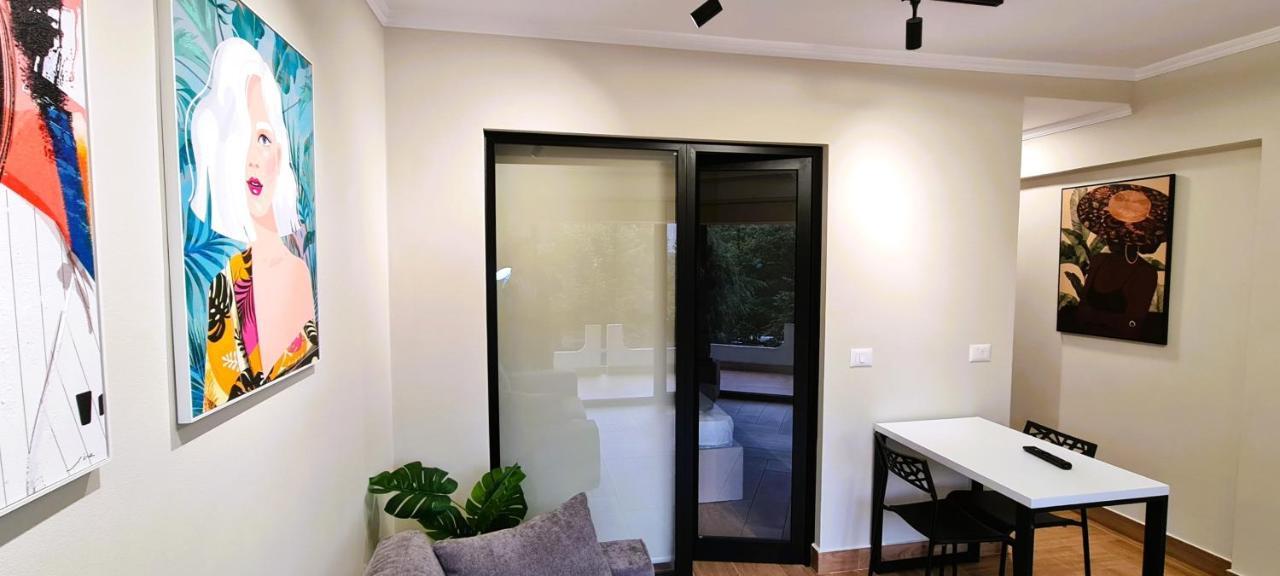 2V1 - Center Apartment 1 Tiranë Luaran gambar